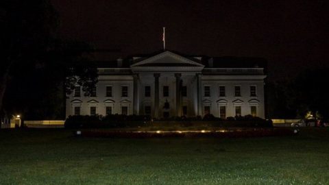 Fake Photo Circulated Of ‘Dark’ White House Is Actually From 2015